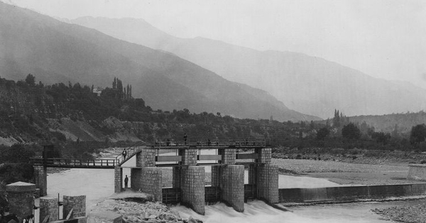 Pie de foto: Bocatoma del Canal Eyzaguirre. Abril de 1918. Archivo Fotográfico de CHILECTRA