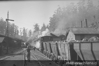 Pie de foto: Transporte del carbón por arrastre en vagones de acarreo por medio de locomotora, 1940. Fotografía de  Ignacio Hochhäusler.