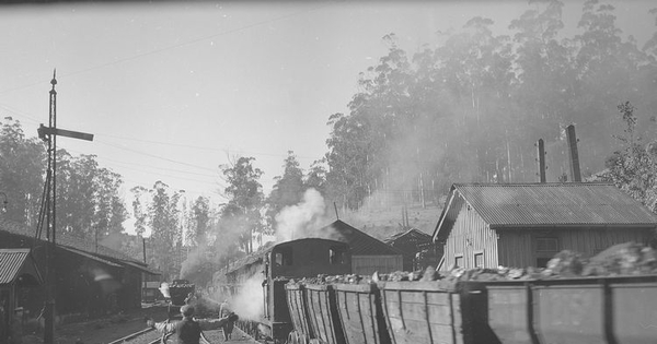 Pie de foto: Transporte del carbón por arrastre en vagones de acarreo por medio de locomotora, 1940. Fotografía de  Ignacio Hochhäusler.