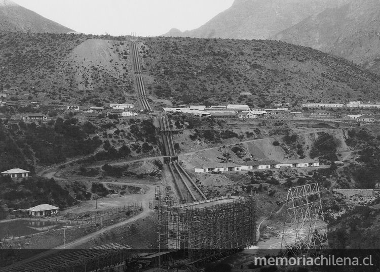 Pie de foto: Construcción de la Central Eléctrica Queltehues. 31 de Marzo de 1928. Archivo Fotográfico de CHILECTRA