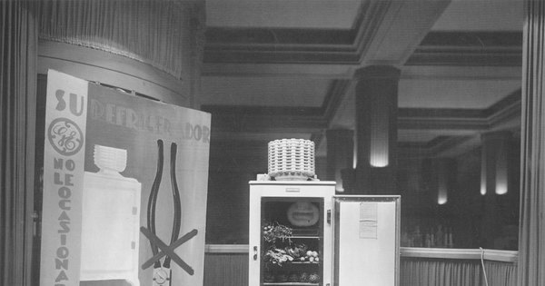 Vitrina con refigerador eléctrico, 15 de octubre de 1930