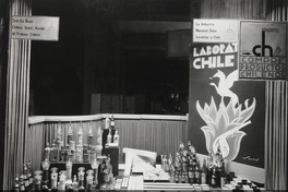 Pie de foto: Vitrina de Laboratorio Chile. 4 de enero 1932. Archivo Fotográfico de CHILECTRA