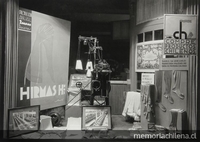 Pie de foto: Vitrina de Hilados Hirmas. 22 de diciembre de 1931. Archivo Fotográfico de CHILECTRA