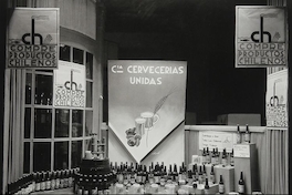 Pie de foto: Vitrina de Cervecerías Unidas. 22 de dicimbre de 1931. Archivo Fotográfico de CHILECTRA
