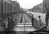 Pie de foto: Calle Mapocho esquina Brasil. Vista hacia el oriente. Trabajos de líneas eléctricas subterráneas. 17 de Otubre de 1920. Archivo Fotográfico de CHILECTRA