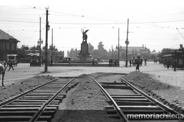 Pie de página: Plaza Italia, vista desde la Alameda hacia el oriente. 11 de enero de 1926. Archivo Fotográfico de CHILECTRA