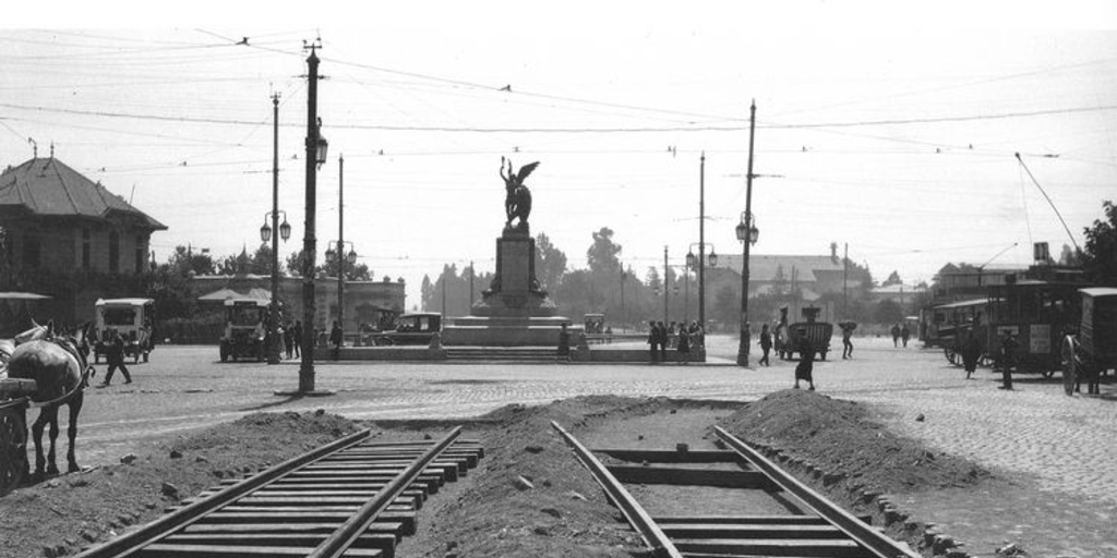 Pie de página: Plaza Italia, vista desde la Alameda hacia el oriente. 11 de enero de 1926. Archivo Fotográfico de CHILECTRA