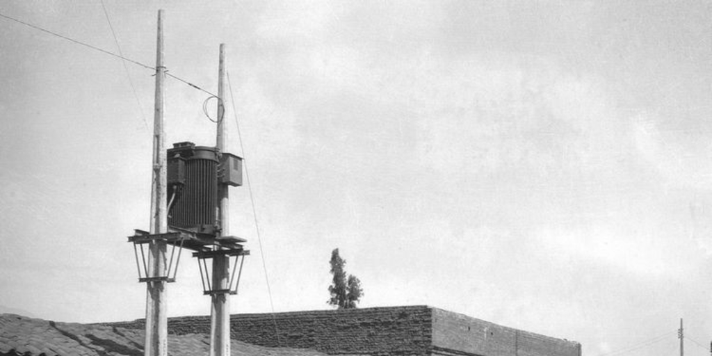 Pie de foto: Extensión de las redes eléctricas al norte de Santiago. 1928. Archivo Fotográfico de CHILECTRA