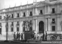 Pie de foto: Palacio de la Moneda. Transformador para el barrio cívico. 24 de diciembre de 1930. Archivo Fotográfico de CHILECTRA