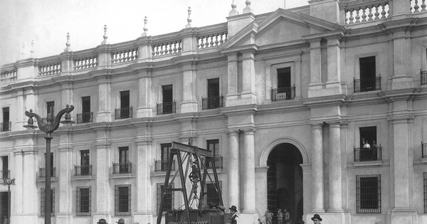 Pie de foto: Palacio de la Moneda. Transformador para el barrio cívico. 24 de diciembre de 1930. Archivo Fotográfico de CHILECTRA