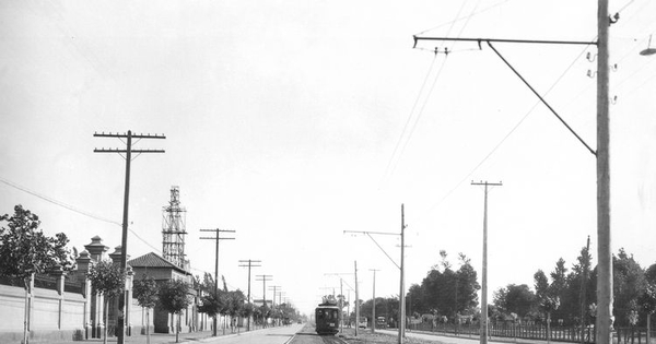 Pie de foto: Rumbo a San Bernardo, alrededor de El Llano Subercaseaux, actual Gran Avenida. 29 de noviembre de 1931. Archivo Fotográfico de CHILECTRA