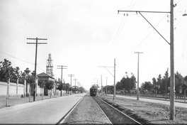 Pie de foto: Rumbo a San Bernardo, alrededor de El Llano Subercaseaux, actual Gran Avenida. 29 de noviembre de 1931. Archivo Fotográfico de CHILECTRA