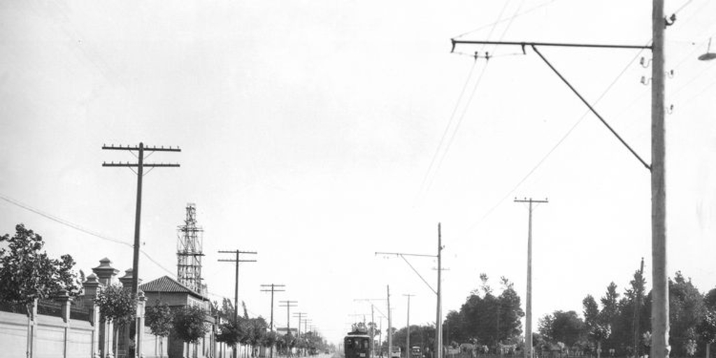 Pie de foto: Rumbo a San Bernardo, alrededor de El Llano Subercaseaux, actual Gran Avenida. 29 de noviembre de 1931. Archivo Fotográfico de CHILECTRA