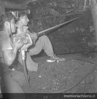 Mineros en el subterráneo de la mina de carbón de Lota. Entre 1940 y 1960.