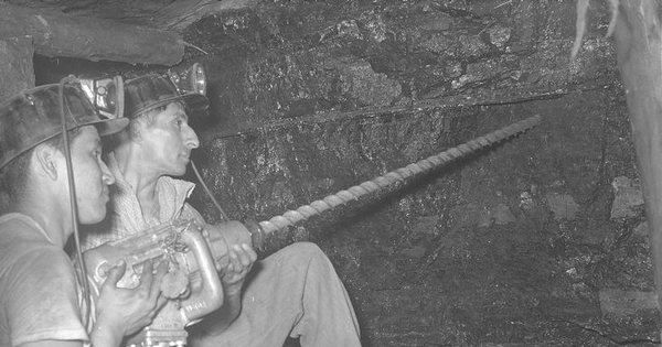 Mineros en el subterráneo de la mina de carbón de Lota. Entre 1940 y 1960.