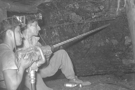 Mineros en el subterráneo de la mina de carbón de Lota. Entre 1940 y 1960.
