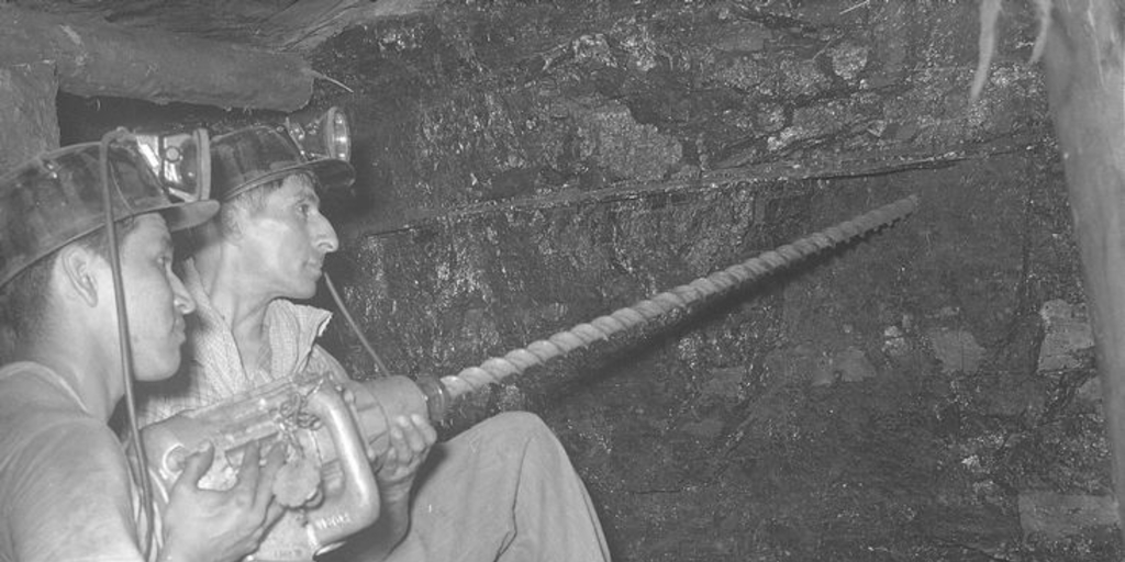 Mineros en el subterráneo de la mina de carbón de Lota. Entre 1940 y 1960.