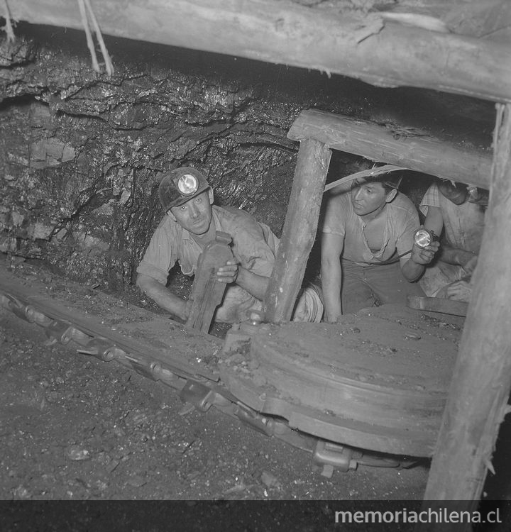 Minero en la galería subterránea de la mina, 1940. Fotografía de Ignacio Hochhäusler