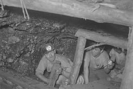 Minero en la galería subterránea de la mina, 1940. Fotografía de Ignacio Hochhäusler