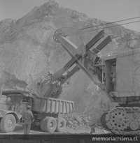 Pie de foto: Vista de maquinaria durante la extracción de carbón, 1940. Fotografía de Ignacio Hochhäusler.