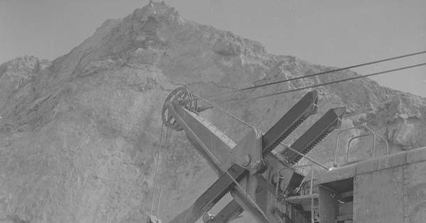 Pie de foto: Vista de maquinaria durante la extracción de carbón, 1940. Fotografía de Ignacio Hochhäusler.