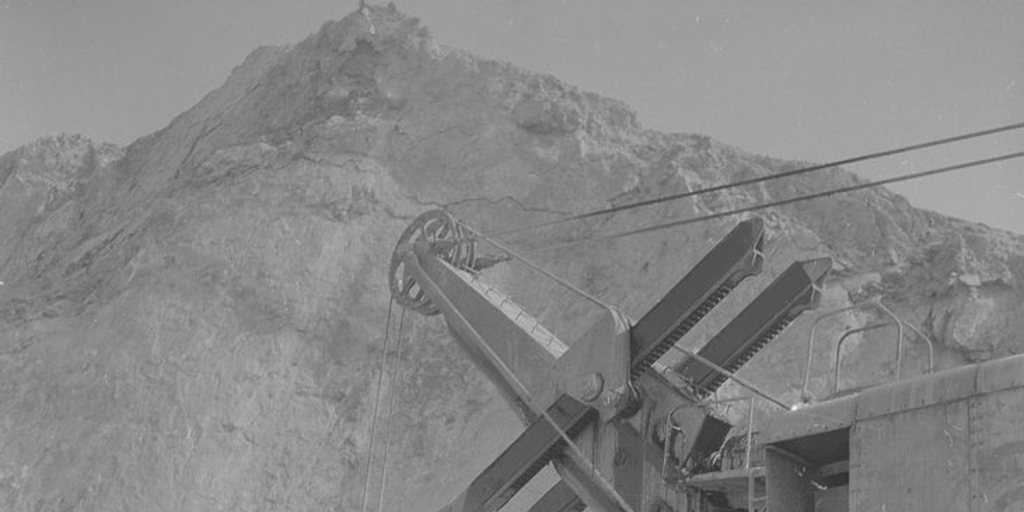 Pie de foto: Vista de maquinaria durante la extracción de carbón, 1940. Fotografía de Ignacio Hochhäusler.