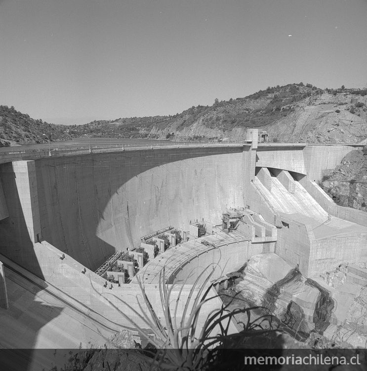 Vista de la estructura de la presa de la Cental Hidroeléctrica Rapel