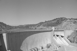 Vista de la estructura de la presa de la Cental Hidroeléctrica Rapel