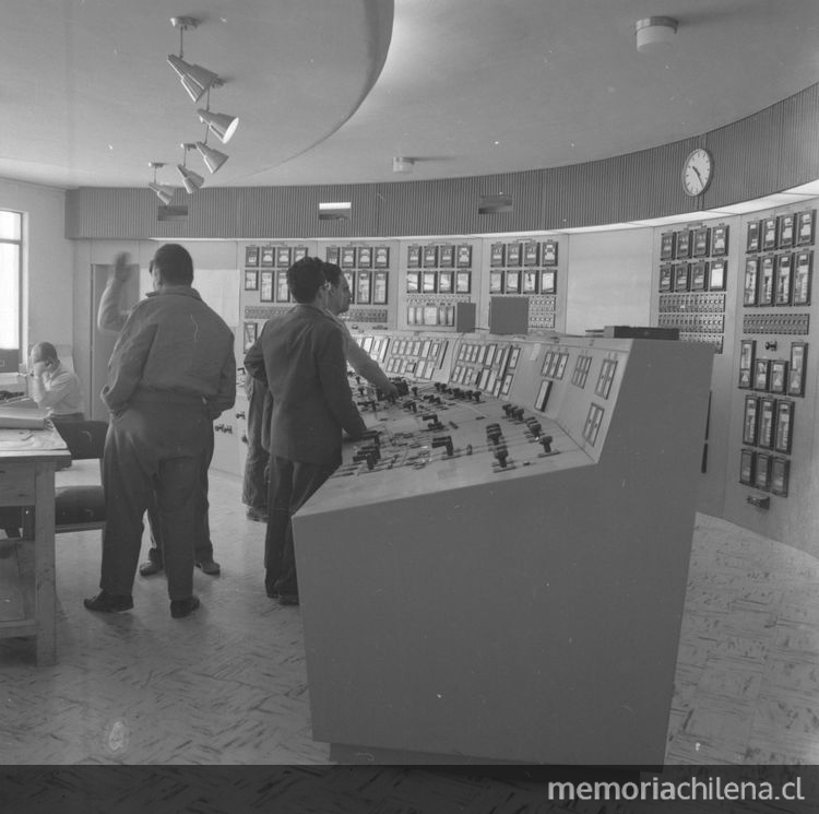 Vista de las tres unidades generadoras y sala de comandos en el interior de la casa de máquinas. Pullinque, 1962.