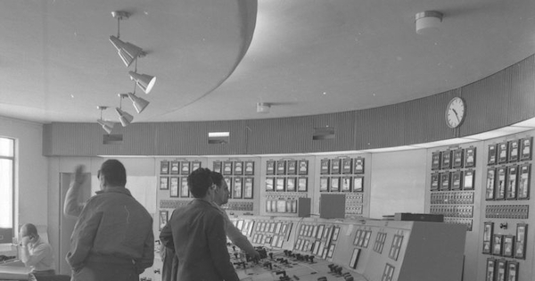 Vista de las tres unidades generadoras y sala de comandos en el interior de la casa de máquinas. Pullinque, 1962.