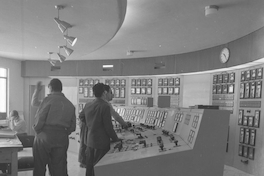 Vista de las tres unidades generadoras y sala de comandos en el interior de la casa de máquinas. Pullinque, 1962.