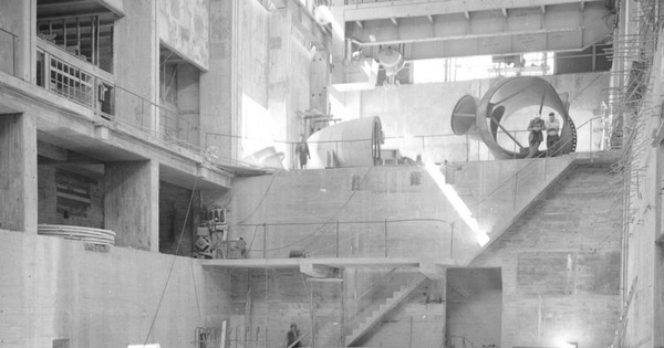 Vista interior de la construcción de la casa de máquinas de la Central Hidroeléctrica Isla.  Los Cipreses, Séptima Región, 1959.