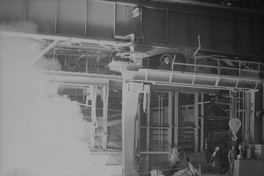 Trabajadores en altos hornos de la fundición de acero. Huachipato, 1960.