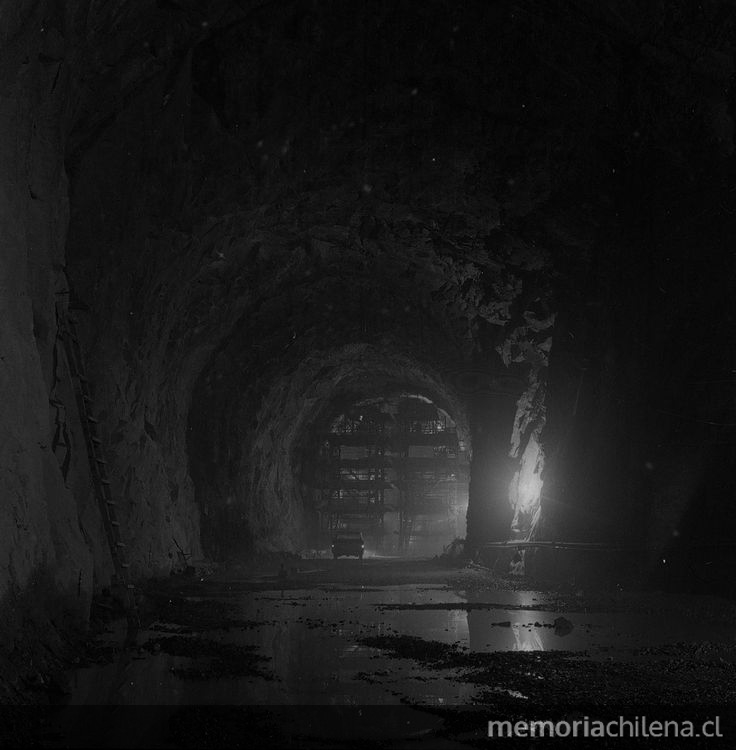 Refuerzos de la obra de toma, entrada del túnel común de aducción, Navidad, entre 1960 y 1968. Fotografía de Jack Ceitelis