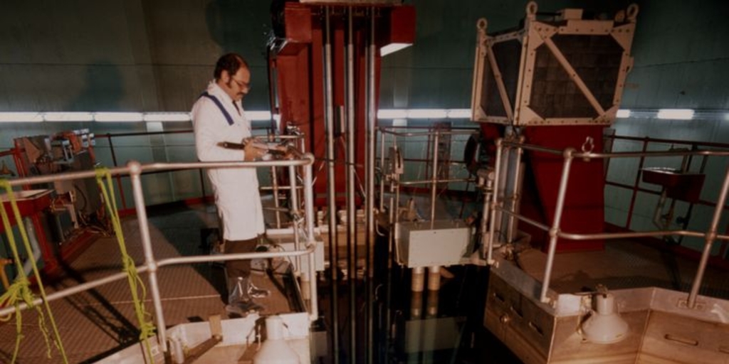 Científico junto al reactor del Centro de Estudios Nucleares La Reina, hacia 1960. Fotografía de Jack Ceitelis.