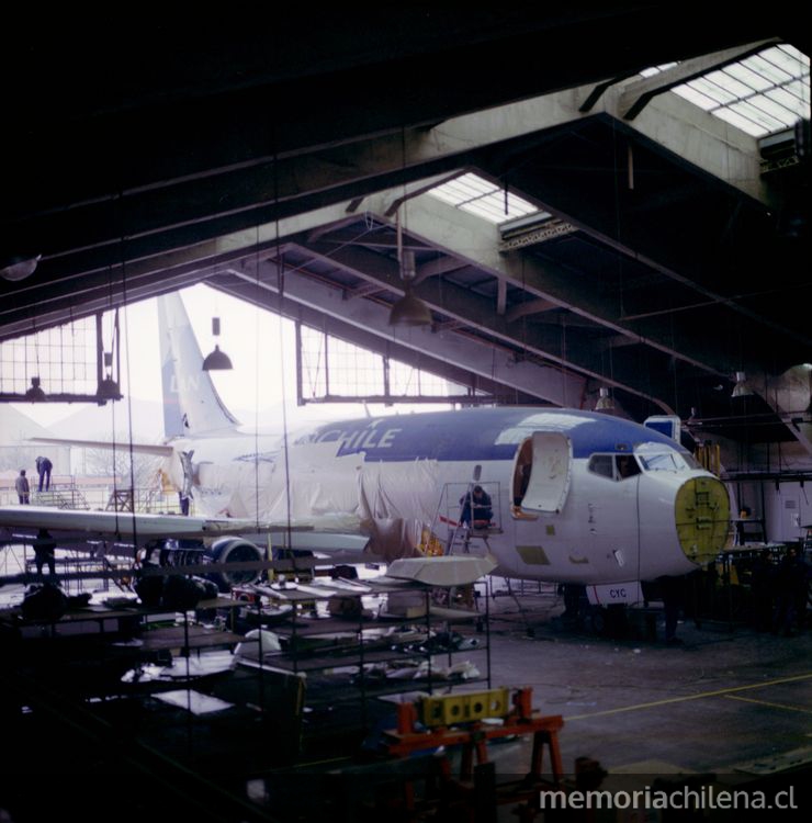 Avión Lan Chile en mantenimiento, Empresa Nacional de Aeronáutica (ENAER), 1985. Fotografía de Jack Ceitelis.