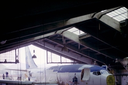 Avión Lan Chile en mantenimiento, Empresa Nacional de Aeronáutica (ENAER), 1985. Fotografía de Jack Ceitelis.