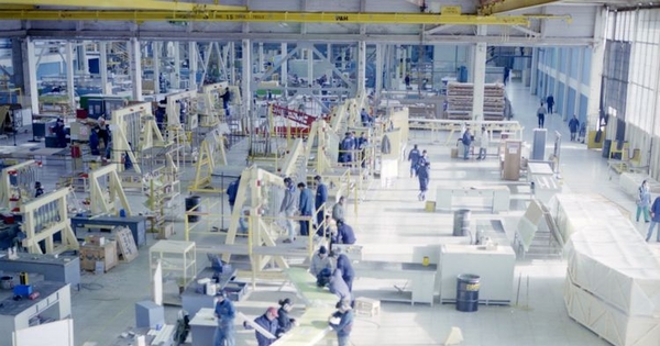 Trabajadores en sus labores, Empresa Nacional de Aeronáutica (ENAER), 1985. Fotografía de Jack Ceitelis.