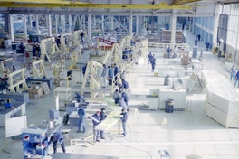 Trabajadores en sus labores, Empresa Nacional de Aeronáutica (ENAER), 1985. Fotografía de Jack Ceitelis.