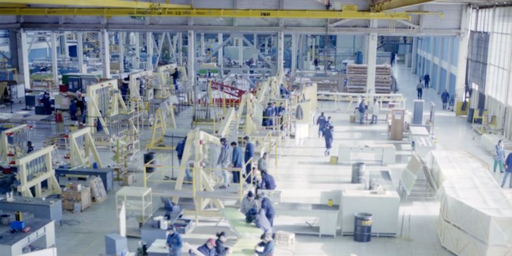 Trabajadores en sus labores, Empresa Nacional de Aeronáutica (ENAER), 1985. Fotografía de Jack Ceitelis.