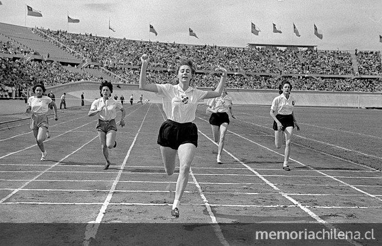 Pie de foto: Atletas representantes de diferentes clubes deportivos, durante el 8º aniversario del Estadio Nacional, 01/12/1946