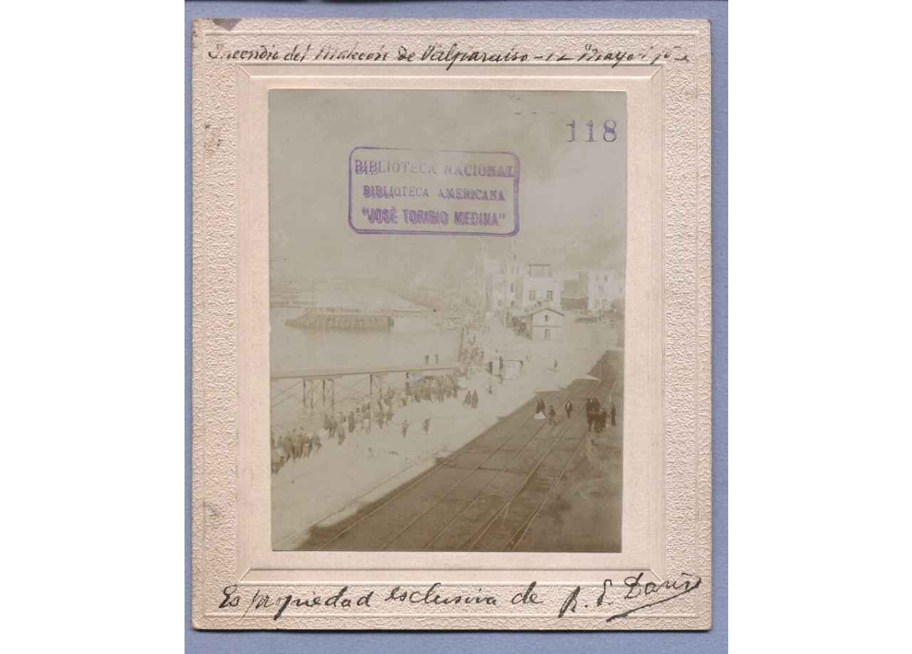 [Vista del malecón de Valparaíso, del incendio del 12 de mayo de 1903] [fotografía].