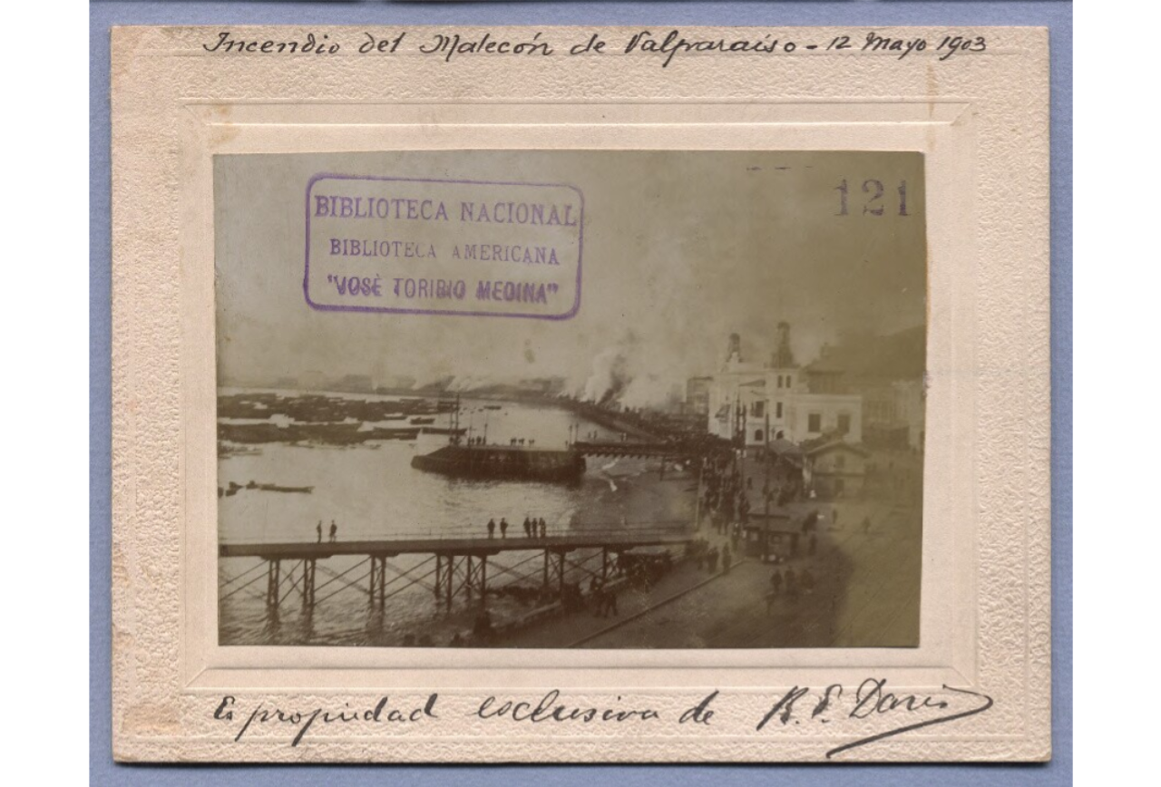 [Vista del malecón de Valparaíso, del incendio del 12 de mayo de 1903, se divisan humaredas y el muelle] [fotografía].