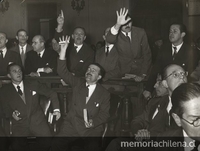 Pie de foto: Hombres en la bolsa de comercio de Santiago, 1954.