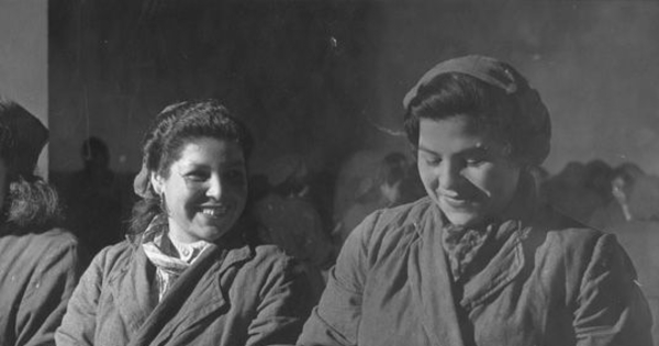 Pie de foto: Mujeres en la limpieza de mariscos hacia 1950.