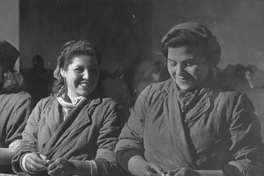 Pie de foto: Mujeres en la limpieza de mariscos hacia 1950.