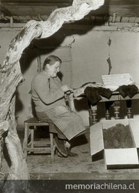 Pie de foto: Mujer tejiendo. c. 1960