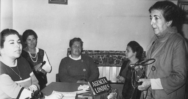 Pie de foto: Empleadas domésticas en agencia de empleos, 1972.