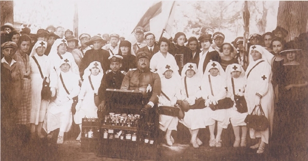  Pie de Foto: El Intendente de Atacama don Luis Romo y voluntarios de la Sociedad de Valparaíso que colaboraron en la labor de la Brigada de la Cruz Roja de Emergencia, luego del terremoto. Coquimbo, 1922