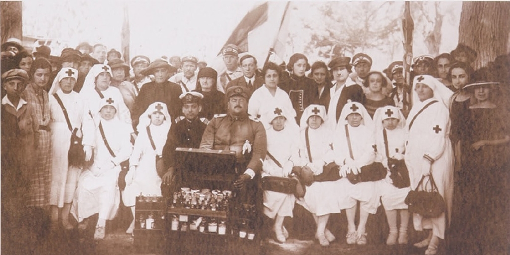  Pie de Foto: El Intendente de Atacama don Luis Romo y voluntarios de la Sociedad de Valparaíso que colaboraron en la labor de la Brigada de la Cruz Roja de Emergencia, luego del terremoto. Coquimbo, 1922